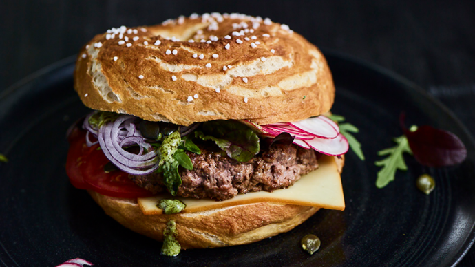 Laugenbagel-Burger mit Kernöl-Mayonnaise